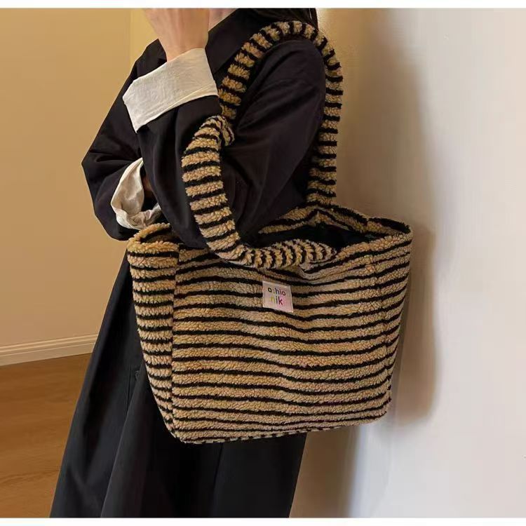 Bolsa portátil de lana de cordero bajo la axila nueva bolsa de invierno a rayas bolsas de peluche suaves de la universidad de gran capacidad bolsas para mujeres