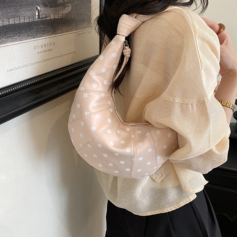 Personalidad de nicho de diseño de bolsas de punto de onda para mujeres 2026 nuevo estilo de moda universal bolsas de hombro bolsas diarias bolsas de brazo de viaje