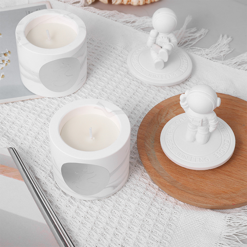 RANSEUR Ran Xiao Big-Headed Astronaut Statue Aroma Candle, Made of Plaster and Plant Wax—Perfect Indoor Souvenir Gift