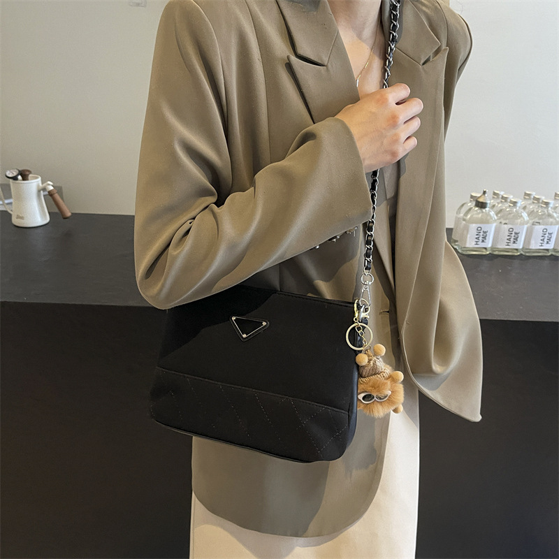 Bolso retro esmerilado simple bolso de mujer otoño / invierno 2024 nueva cadena bolso pequeño de moda estilo extranjero bolso de transporte