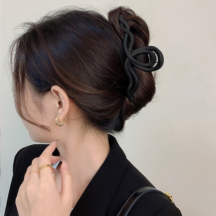 Casual and Versatile Large Frosted Hairpin Clip for Women's Back of Head Wavy Line Shark Clip Elegant Hairpin Headwear