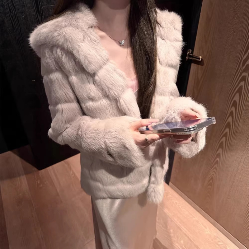 Taro-Colored Lop-Eared Rabbit Fur Coat in Light Gray-Purple Tones with Hood, Similar to the One Worn by the First Lady, Is a Mid-Length Fur Coat