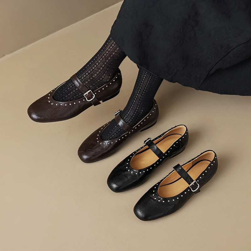 Женские балетки Мэри Джейн из телячьей кожи, французский ретро стиль, 2025 года, новые, плоские, круглый носок, заклепки, неглубокий вырез, ремешок.