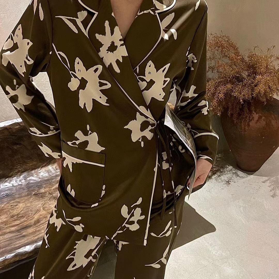 2024 봄 인쇄 아이스 실크 패션 패션쇼 얇은 긴 소매 실크 잠옷 세트 캐주얼 홈 웨어 도매