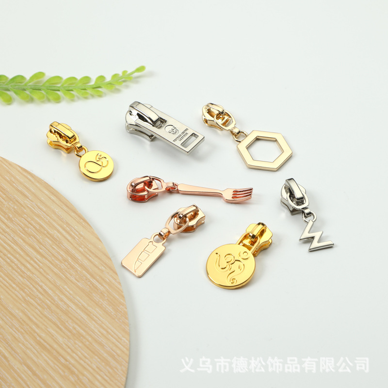 锌合金5号拉链头金属拉链片拉片定 做服装箱包logo厂家标牌配件