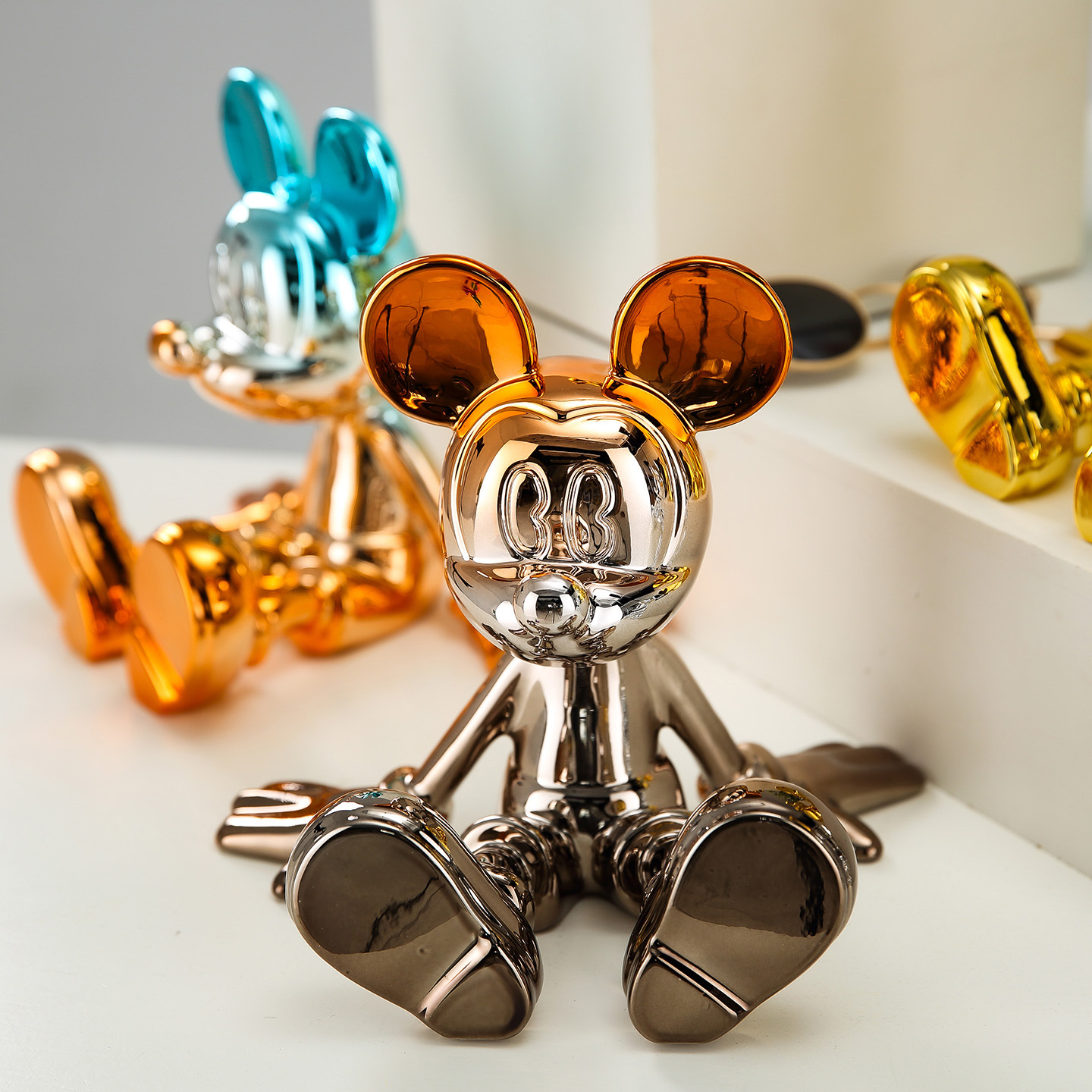 Adornos de Mickey de postura sentada de dibujos animados, galvanoplastia creativa moderna, lujo ligero, sala de estar, gabinete de vino, decoración de entrada, muñeca de habitación para niños