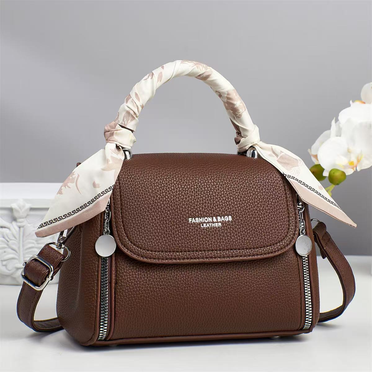 2025 nuevo bolso de hombro de moda bolso de mensajero de cuero suave para mujer bolso ligero para mujer bolso pequeño para mujer verano textura versátil
