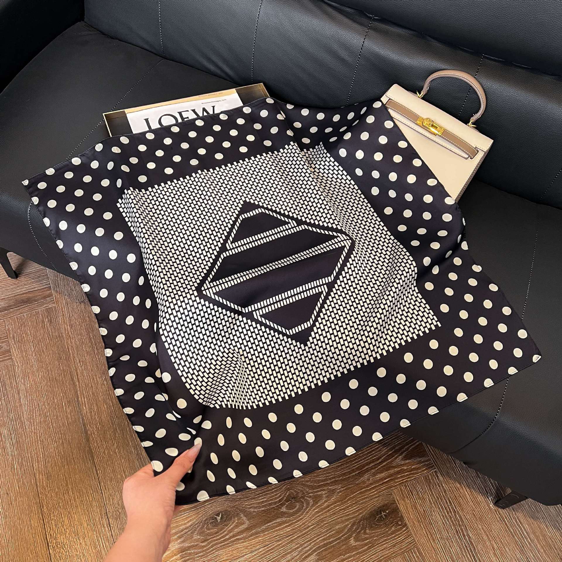 Transfronterizos nuevos bufandas de seda azul de alto nivel de seda cuadrada de simulación bufandas de moda de decoración de moda de combinación bolsa correa de pelo bufandas profesionales