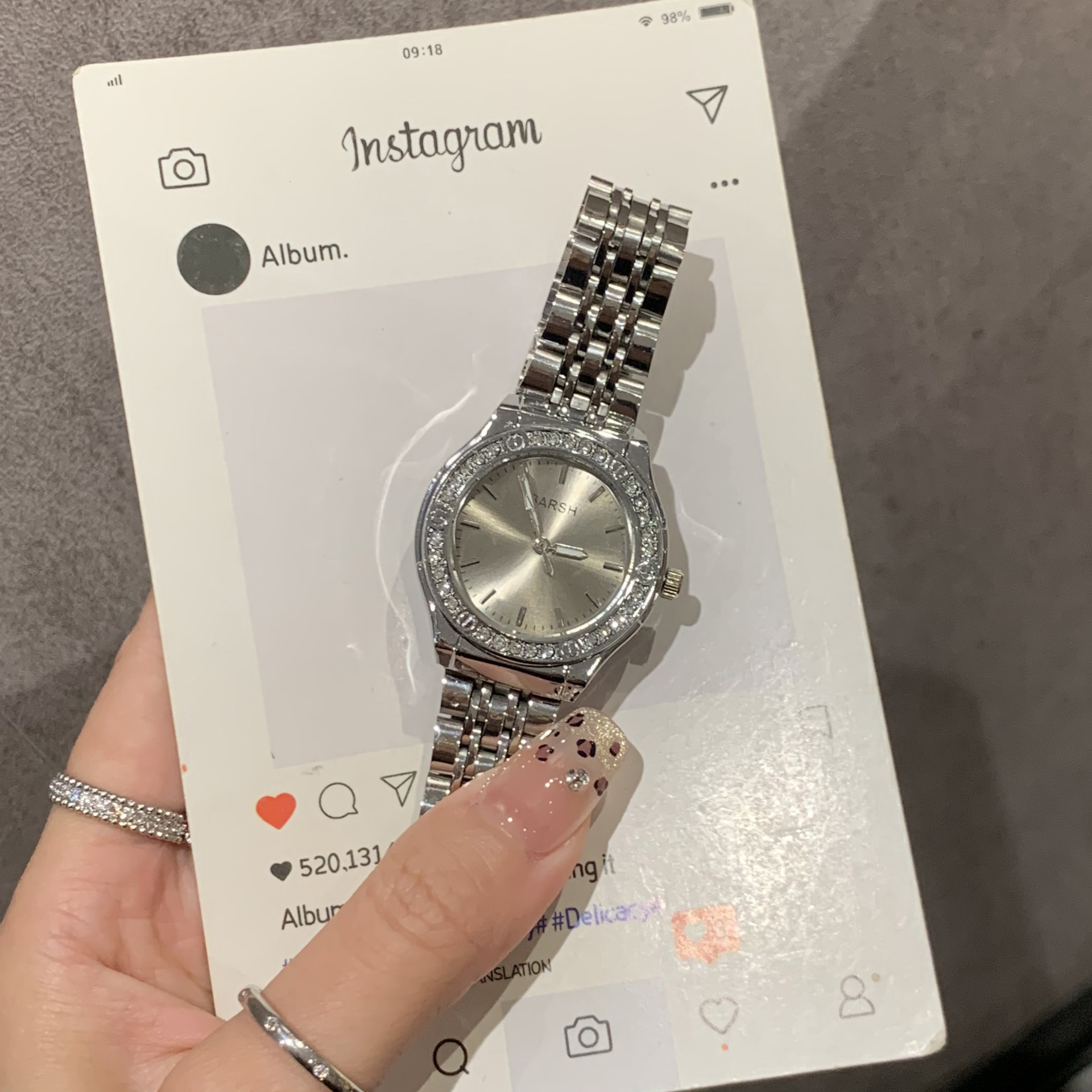 New Minimalist Elegant Lightweight Luxury Fashion Women's Watch with Diamond-Embedded Steel Band High-Grade Appearance Direct Factory Sales Hot-Selling Model