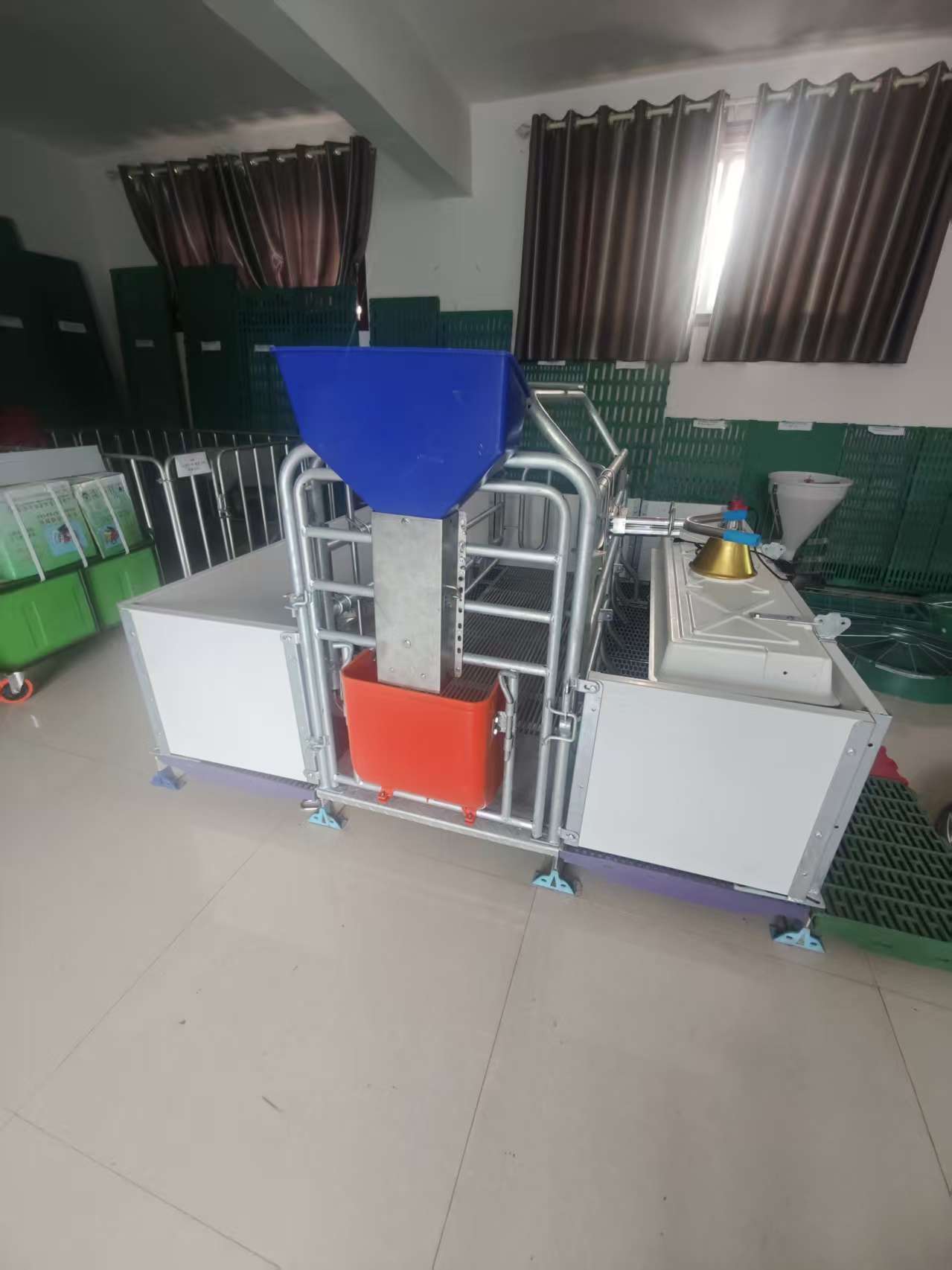 Cama de parto de cerda de inmersión en caliente de zinc Cama de parto de cerda europea Cama de parto de cerda de acero de tres bordes Cama de parto de cerda de cerda de cerda de cerda