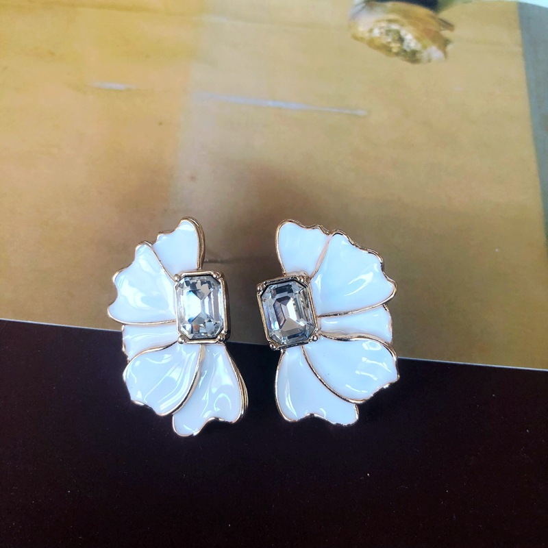 Nihaojewelry Vintage Enamel Butterfly Flower Heart Gem Earrings Wholesale Jewelry display picture 14