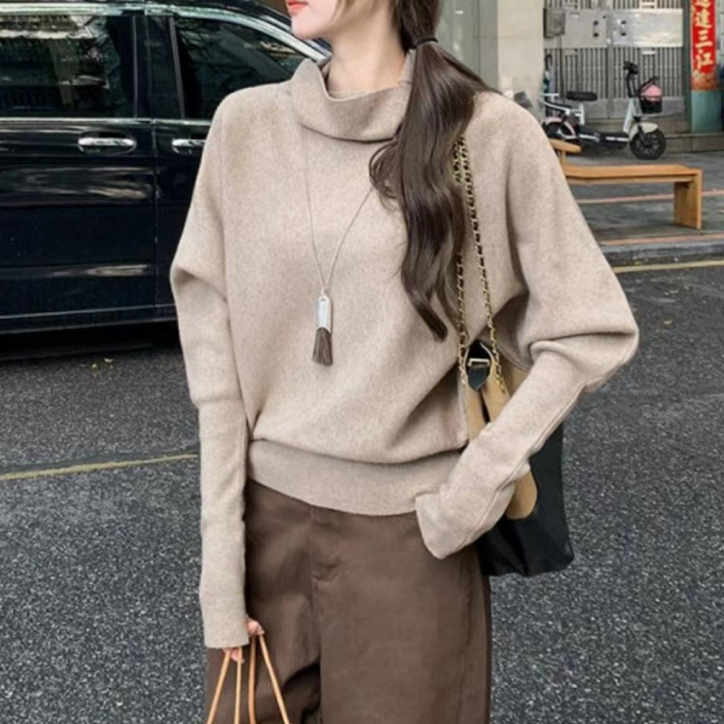 Korean-style, relaxed-fit batwing sweater with a ruffled collar, a fashionable and casual knit for women, perfect for the 2026 autumn/winter season, exuding a sophisticated and stylish vibe Korean-style, relaxed-fit batwing sweater with a ruffled collar, a fashionable and casual knit for women, perfect for the 2026 autumn/winter season, exuding a sophisticated and stylish vibe