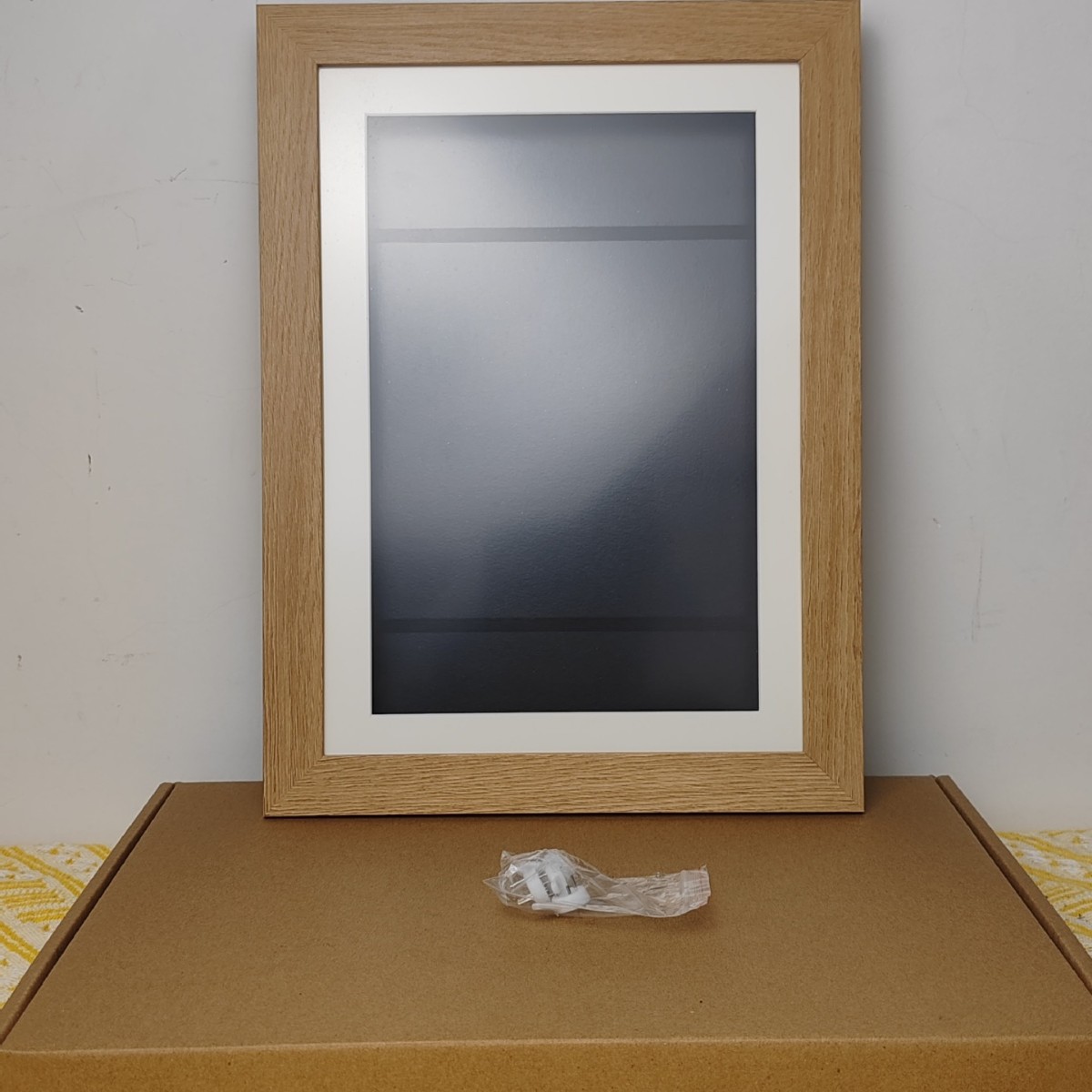 สีเม็ดไม้ / A4 แขวนผนัง: สามารถใส่ได้ (21x29.7ซม.) 530 กรัม (รวมตัวป้องกันมุม)