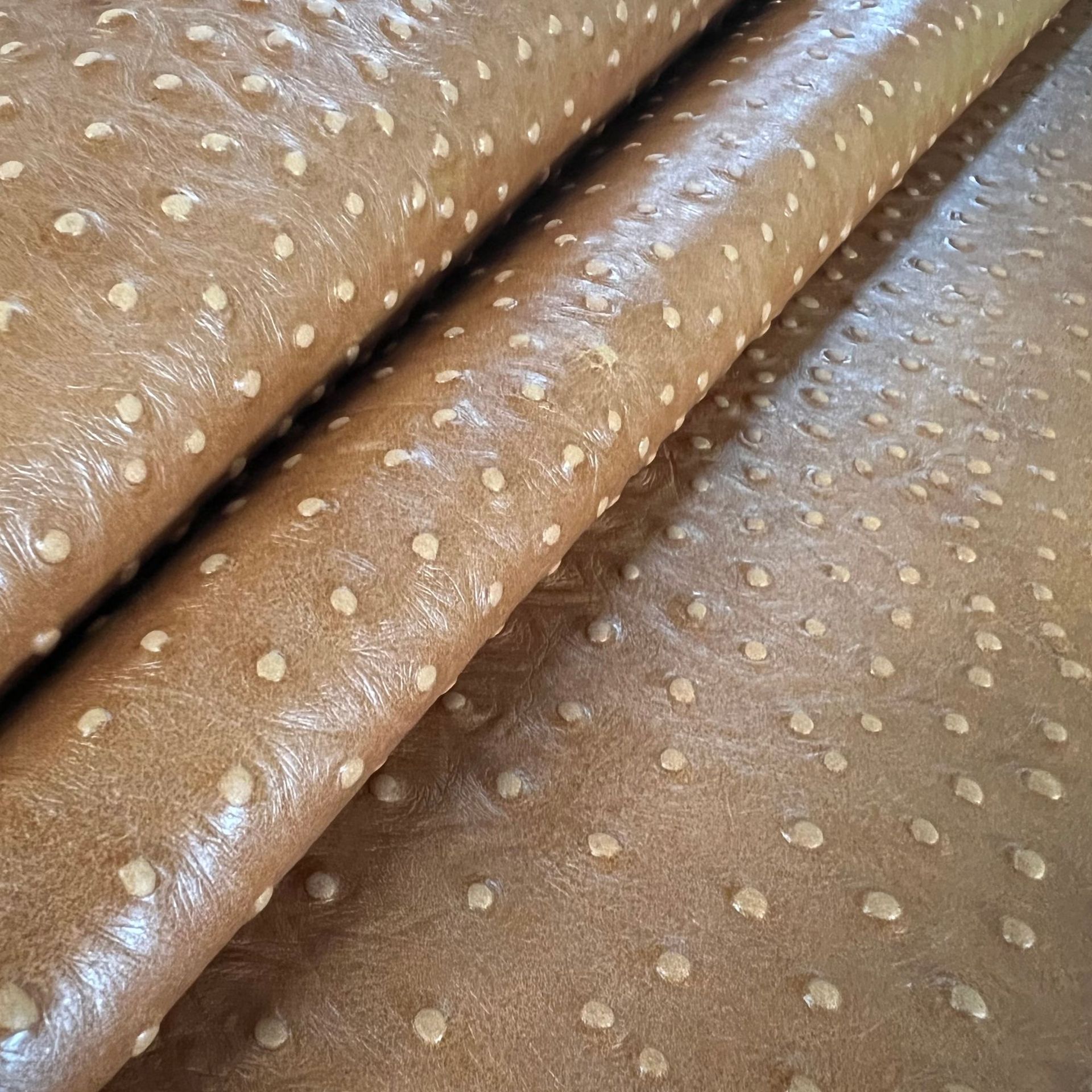 厂家直供头层牛皮油蜡鸵鸟纹 箱包皮鞋皮料 需要预定黄牛皮