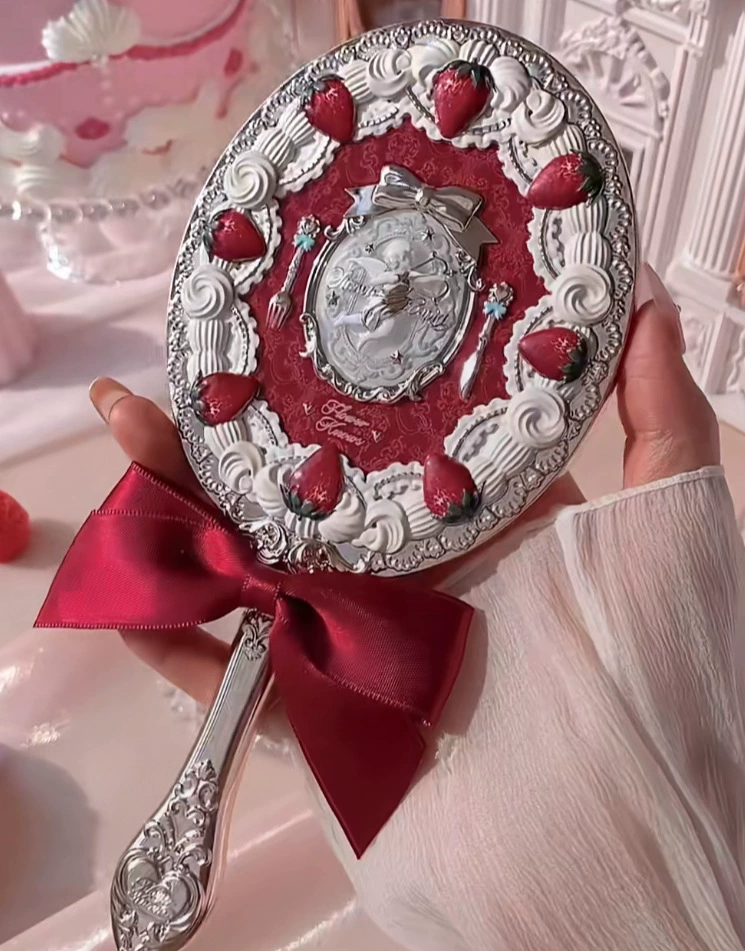Набор косметики «Strawberry»: бальзам для губ и жидкие румяна, парфюм, зеркальце