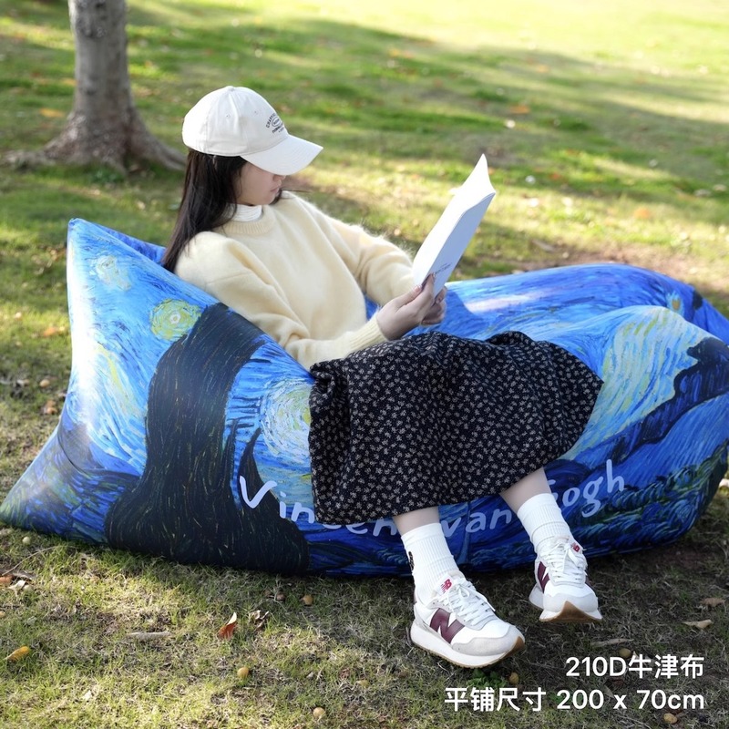 屋外の怠け者のソファーは横になって寝ることができます。|undefined