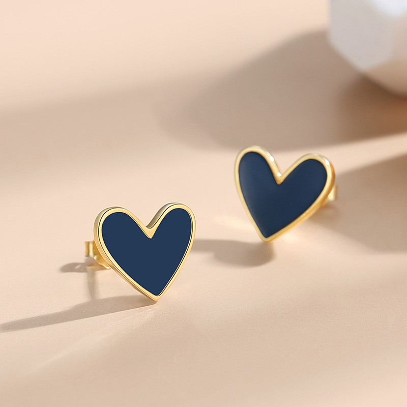 Estilo coreano negro en forma de corazón mini pendientes de plata esterlina de las mujeres 925 pendientes al por mayor encantadora pequeña oreja piercing sueño libre pick-up