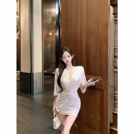 气质杏色扭结领连衣裙女2025春季七分袖修身短裙设计感收腰包臀裙
