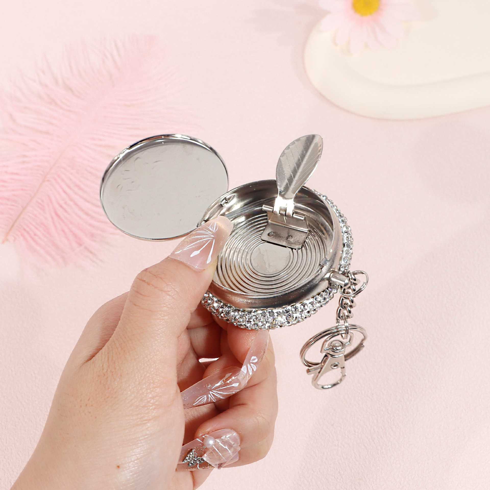 Cross-Border Hot-Selling Rhinestone-Encrusted Ashtray, Exquisite Full-Diamond Anti-Fly Ash Stainless Steel Creative Diamond-Encrusted Car Ashtray with Lid