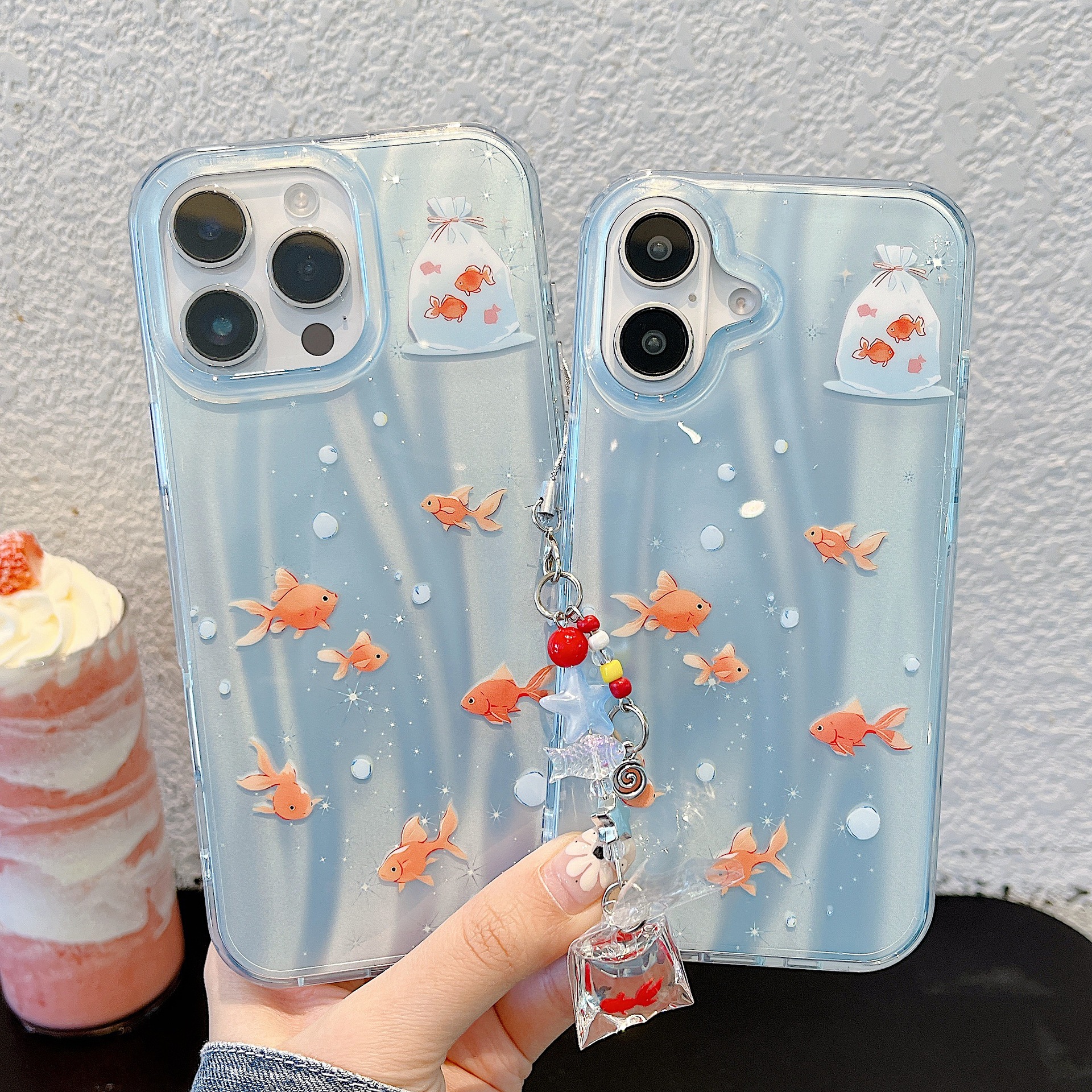 Verano pequeño y fresco Lucky Goldfish Koi para Apple 16ProMax funda para teléfono 15/14 Nuevo 13 femenino 15Pro