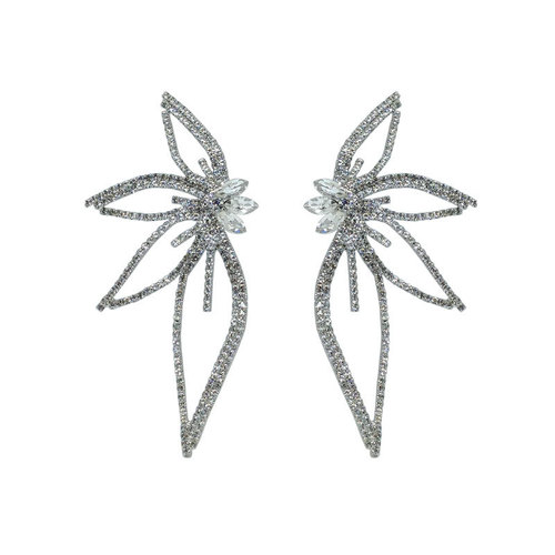 New European and American-style fashion earrings for women: bold, sparkling leaf-shaped flower drop earrings with a unique design.