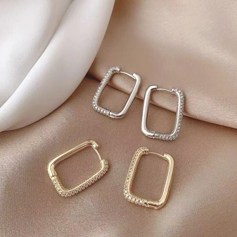 Temperamento y moda, hebilla de oreja ovalada con incrustaciones de diamantes brillantes, diseño de nicho, joyería de oreja rectangular geométrica simple y exquisita
