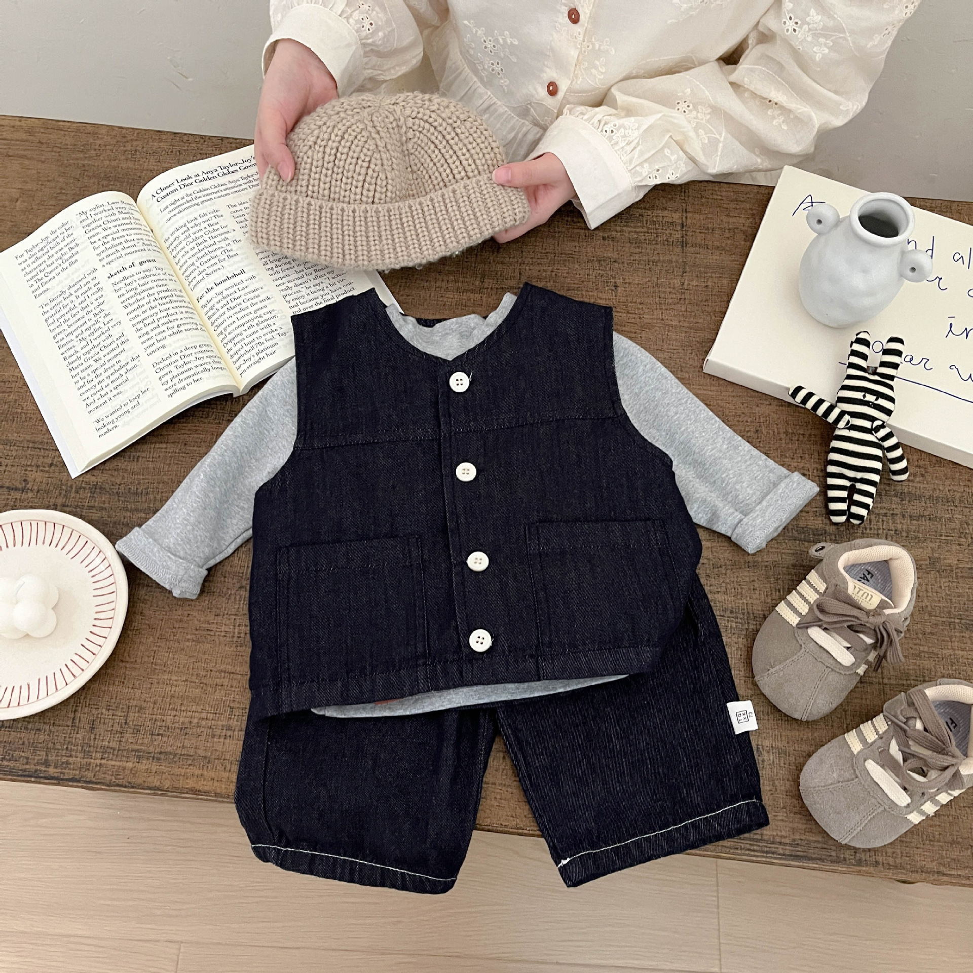 Jeans de primavera coreanos para niños 2026 nuevo chaleco de moda fresco para bebés y niños pequeños doblarse con chaqueta sin mangas