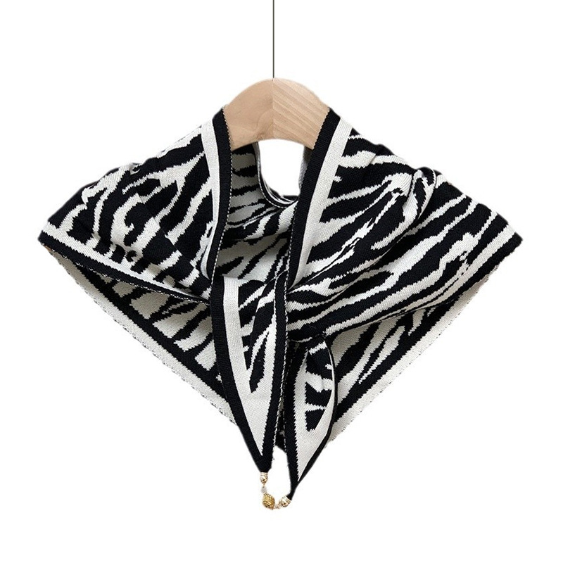 Otoño y invierno nuevo tipo de hebilla de succión de mil pájaros tejidos de doble cara toalla triangular para mujeres pequeñas bolas de oro de alto nivel de protección de cuello buñuelo