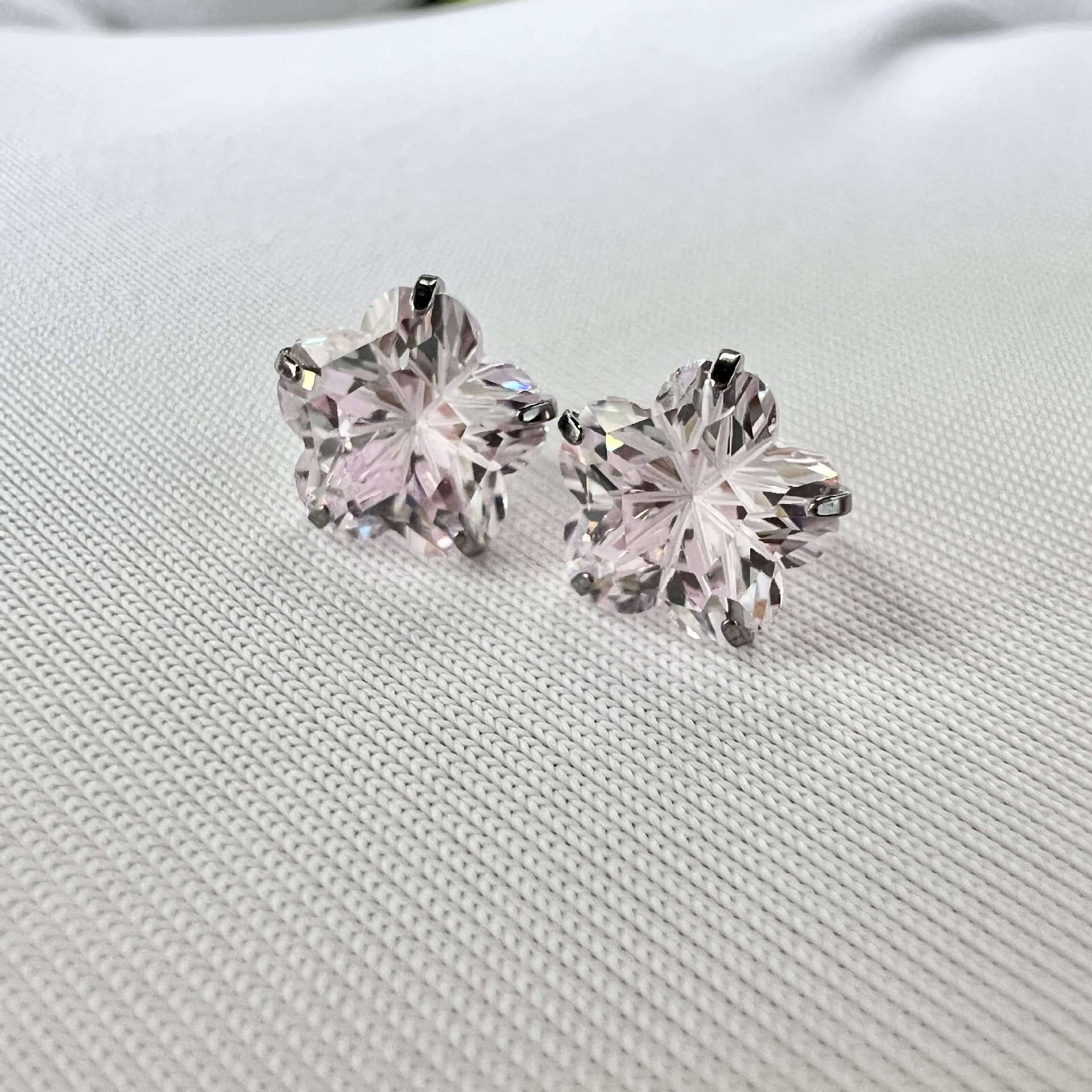 F136 Titanium Alloy Ear Bone Studs Cherry Blossom Cut Zircon Claw-Set Lip Studs 16G detail image 7
