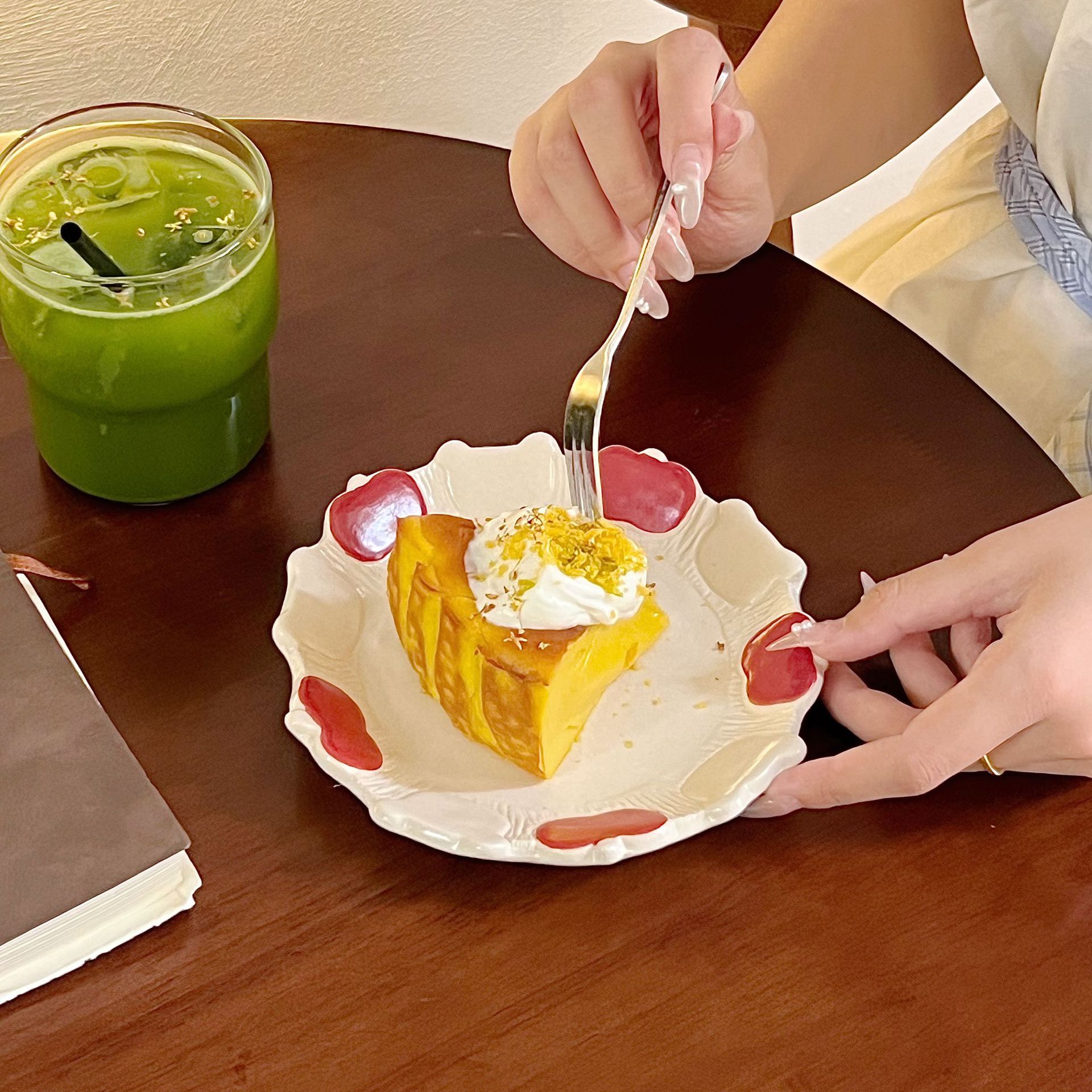 原创手作苹果盘可爱童趣手作沙拉盘水果早餐甜品碗高温釉下彩餐具