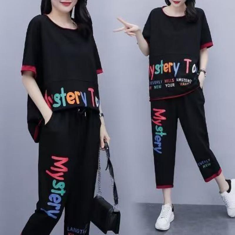 Plus-size women's summer two-piece set, stylish and casual, perfect for plus-size women.