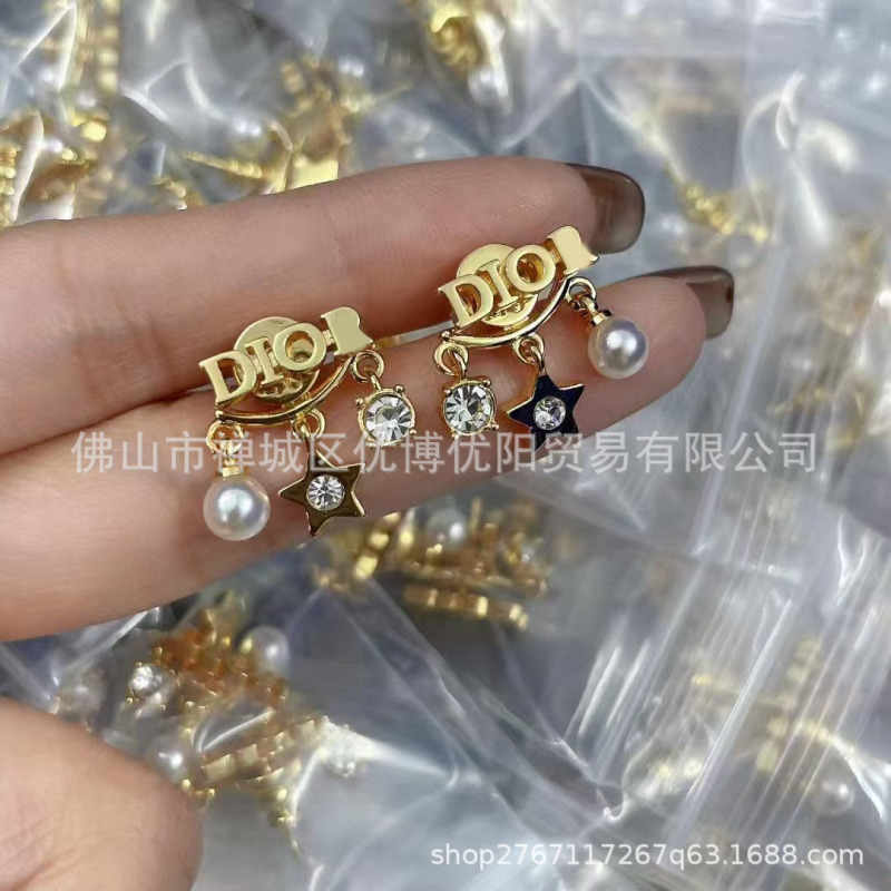 Real shot Dijia D family pair version with letter tassel pearl earrings female fashion stars earrings female factory wholesale Real shot Dijia D family pair version with letter tassel pearl earrings female fashion stars earrings female factory wholesale