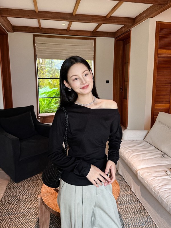 DIGM | 2025秋季极简风高级感斜领露肩拼接长袖T恤针织衫女A60585|undefined