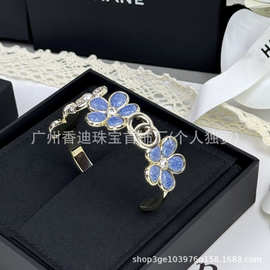 小香香2026早春新款丹宁蓝色树脂花朵水钻开口手镯高级感配饰女