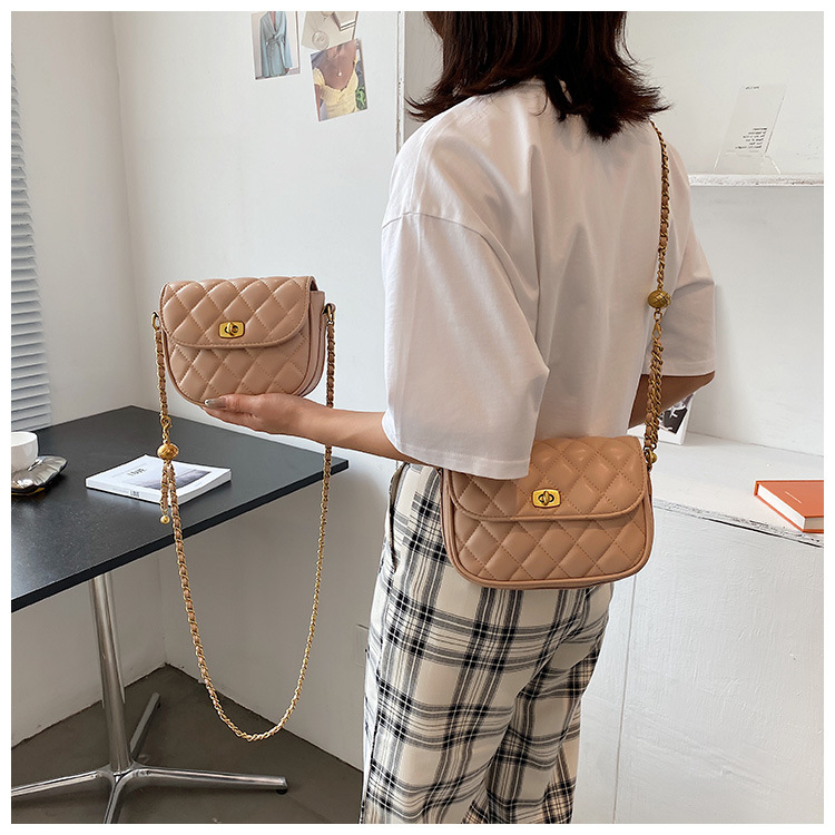 Fashion Rhombic Chain Solid Color Shoulder Messenger Small Square Bag display picture 8