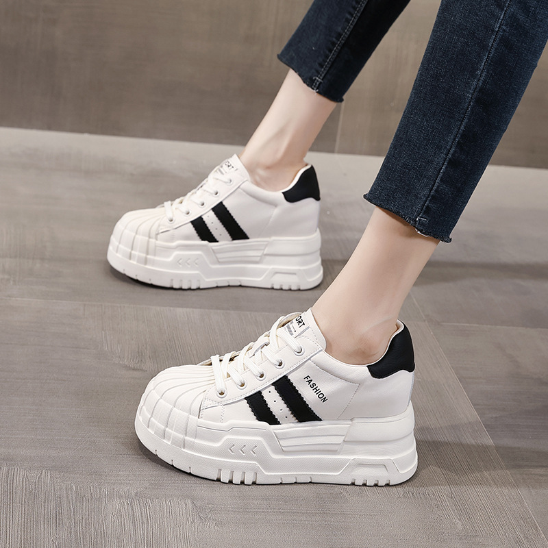 Giày sneaker nữ đế dày độn cao bên trong, phối màu be dễ phối đồ, form chunky thoải mái — Màu be