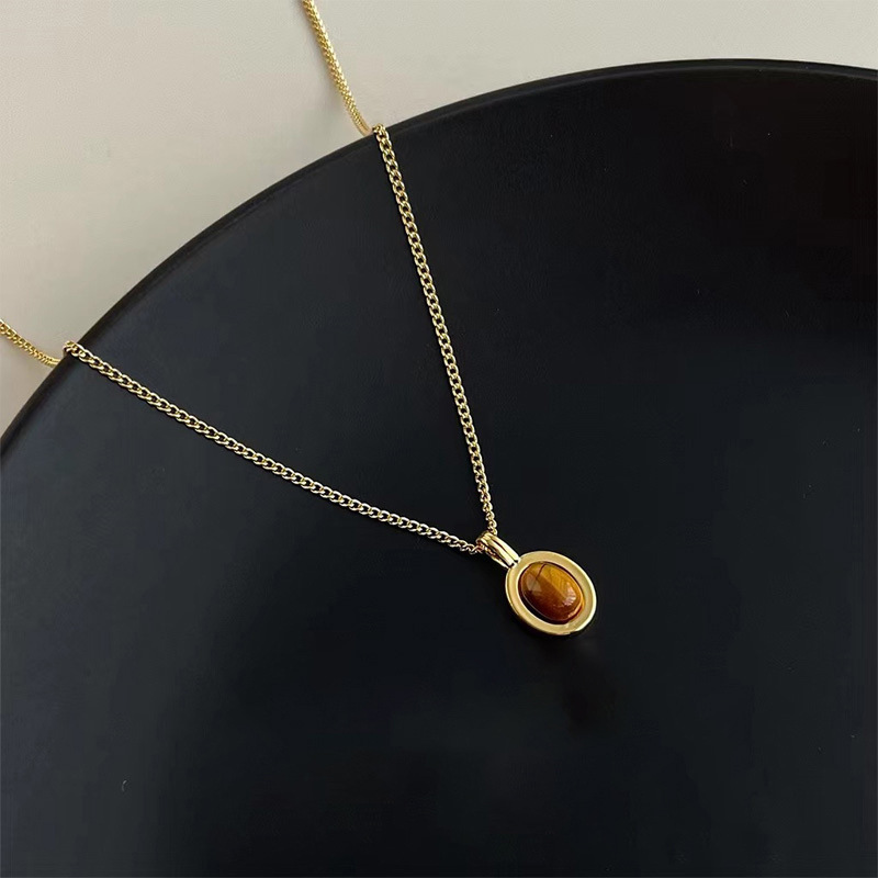 Brown retro small design necklace