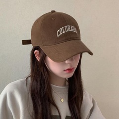 ひさしの野球帽の女性のアヒルの舌の帽子は顔の小さい形の刺繍を見せます。