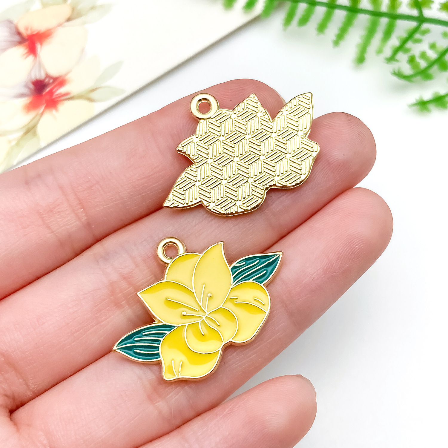 23505-YP-黄色滴油锌合金百合花花朵20x28x1mm