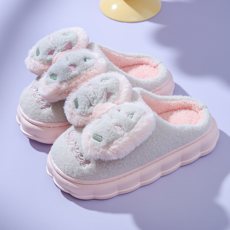 thumbnail image 1 of Zapatillas de algodón con lazo para mujer, pantuflas peludas lindas de Eva para el hogar, antideslizantes y cálidas, para otoño e invierno, 1 of 5