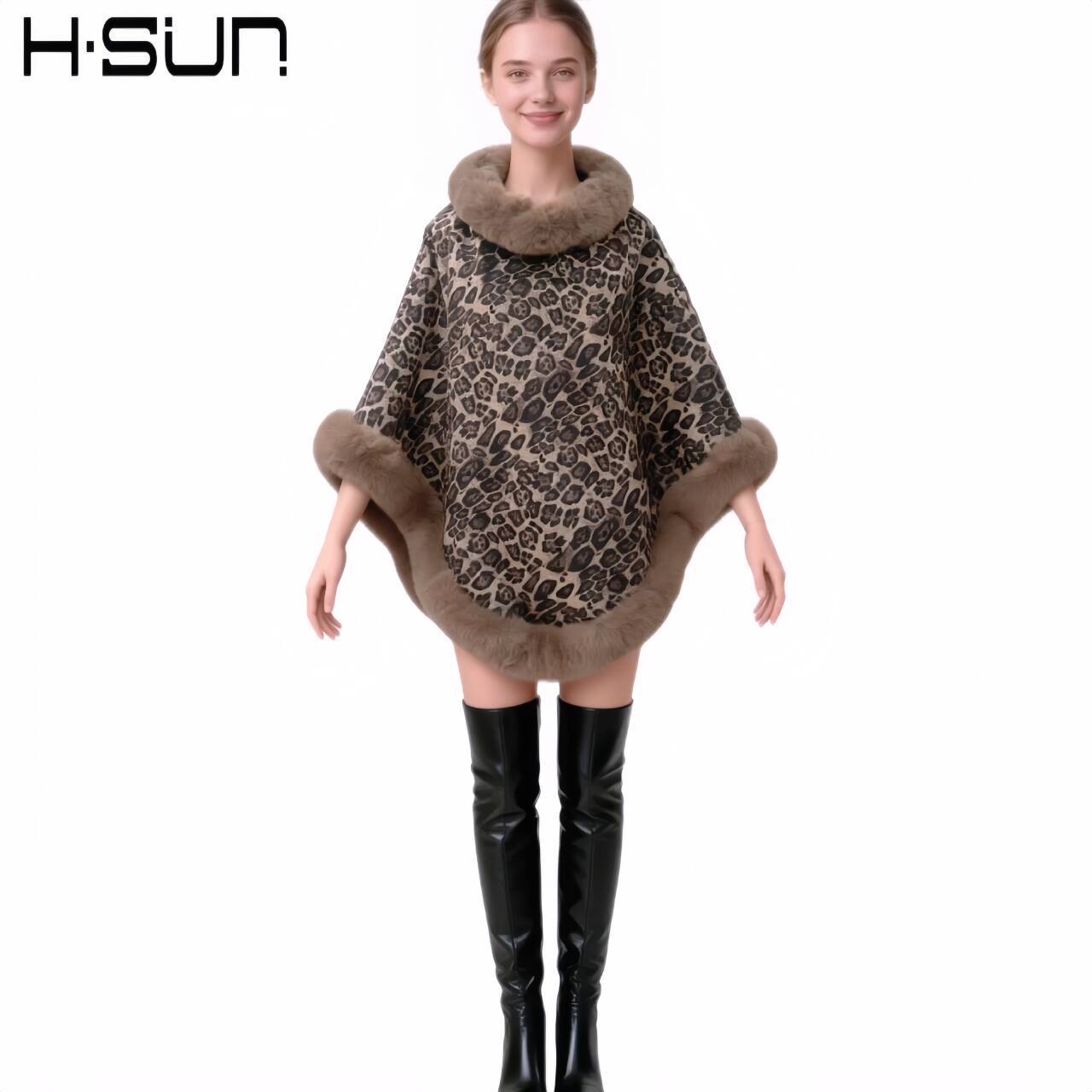 Capa estilo callejero europeo y americano con cuello de piel no extraíble, capa de punto con estampado de leopardo y cuello de piel.