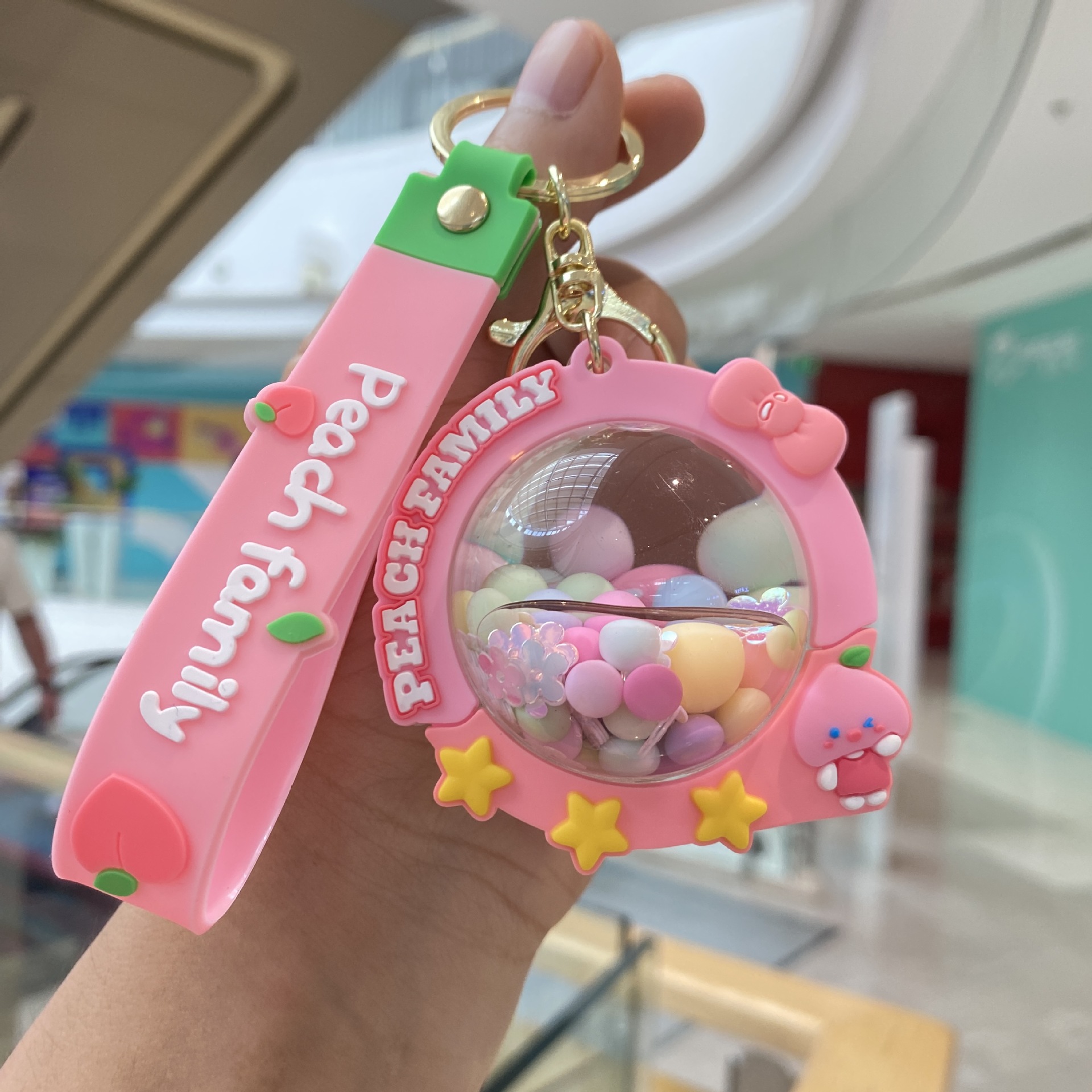 Acrílico lleno de aceite de melocotón llavero pareja bolsa colgante coche llavero lindo pequeño regalo al por mayor