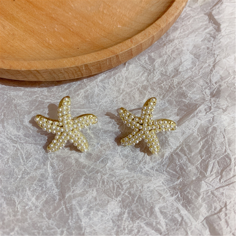 Design elegant fashionable earrings pearl