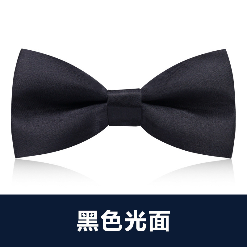 男性は男性の連れ合いの新郎のワインの赤色の黒色のネクタイの正装の結婚の結婚式の英倫の韓国版の蝶結びを結びます。|undefined