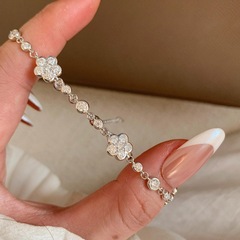 轻奢高级感简约小众泡泡钻花朵手链镶嵌锆石百搭清冷甜美叠戴手饰