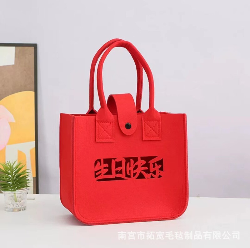 現物の結婚式のフェルトは祝い事を包んでフェルトの袋の寿の字の喜字のフェルトのキャンディーの袋の満月のフェルトの包みを持ちます。|undefined