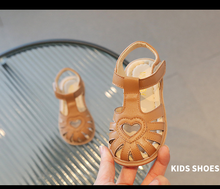 Sandali da ragazza di nuovo stile in piccola pelle traspirante scavata nella versione coreana, scarpe per bambini con suola morbida, estive_voghion.com