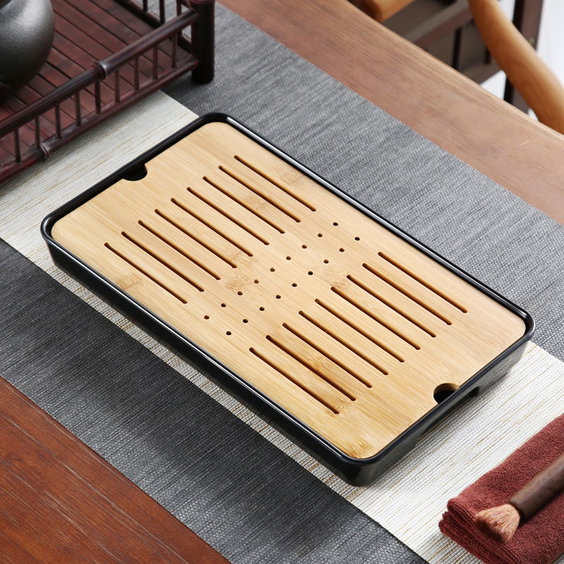 シンプルな竹製のお茶の皿の工夫の茶器は水を切って排水のお茶のトレーを蓄えます。|undefined