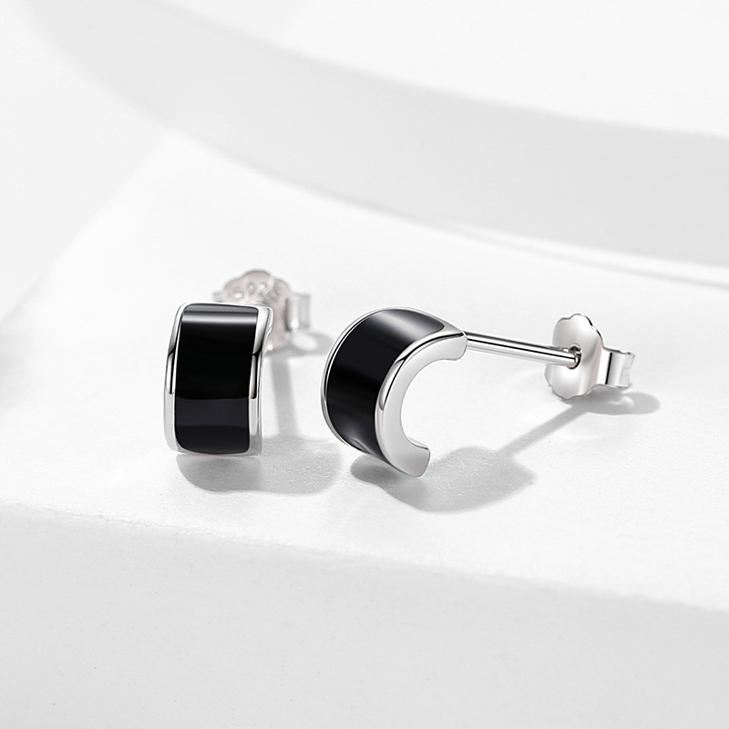 S925 plata esterlina semicírculo geométrico pendientes hombres y mujeres moda europea y americana estilo personalidad simple blanco y negro hebilla temperamento todo partido