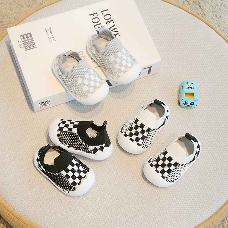 Детские дышащие туфли для дома и улицы на весну и осень, мягкие нескользящие кроссовки для малышей с защитой от ударов, сетчатые кроссовки для мальчиков и девочек, модные нескользящие туфли.